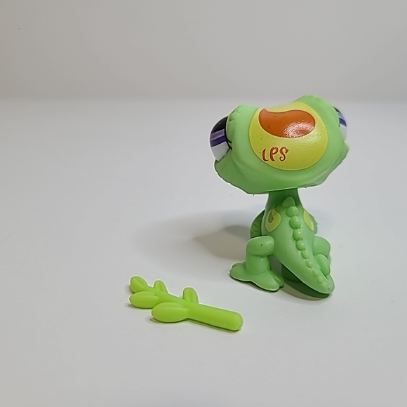 Littlest Pet Shop #2399 Green Orange Chameleon Lizard with Leaf LPS - Picture 3 of 5
